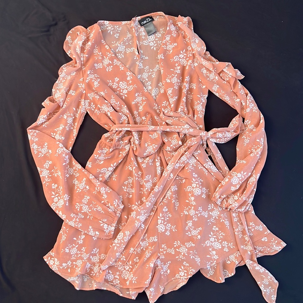 Ruffled short romper